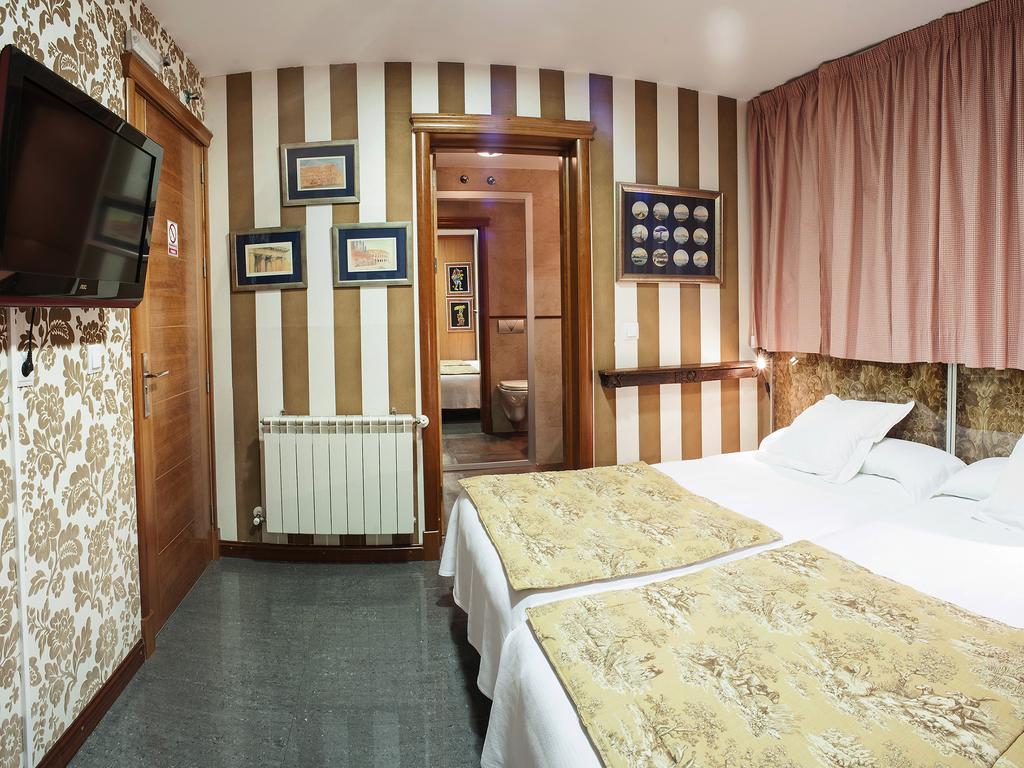 Ch Hostal Victoria Куенка Екстериор снимка